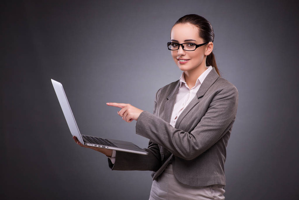 Geschäftsfrau mit Laptop im Geschäftskonzept - Foto, Bild