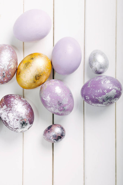 Gold and violet Easter eggs. Holiday background - Φωτογραφία, εικόνα