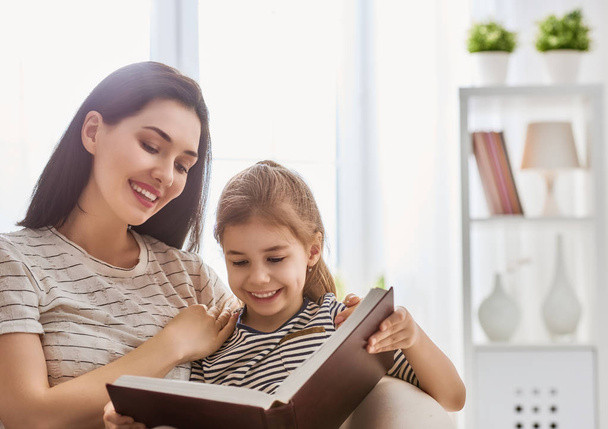 Mom and child reading a book - Foto, Imagen