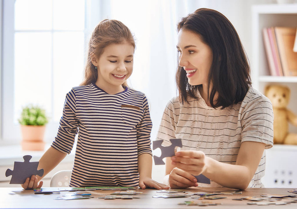 Mother and daughter do puzzles - Foto, imagen