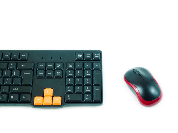 Czerwony mysz komputerowa czarny i Czarny pomarańczowy klawiatury na białym tle - Zdjęcie, obraz
