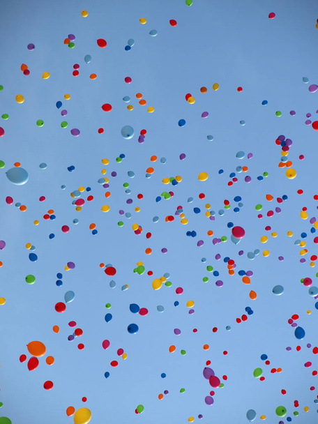 Красиві кульки і блакитне небо
 - Фото, зображення