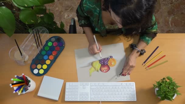 Женщина рисует картину с пастельным искусством натюрморт творчества
 - Кадры, видео