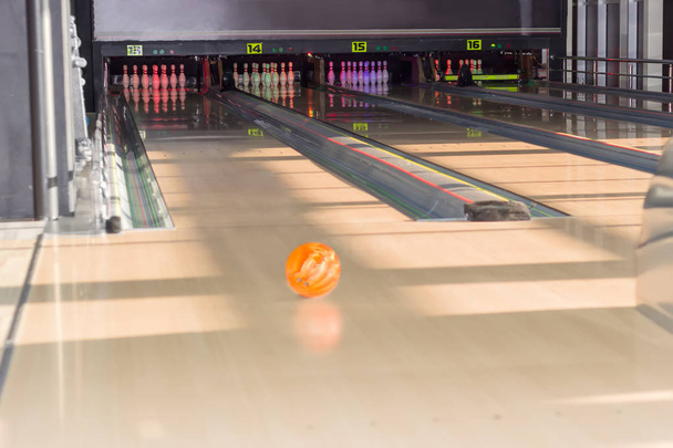 Rijstroken en bowling pinnen in een moderne pin jeu de boules baan - Foto, afbeelding