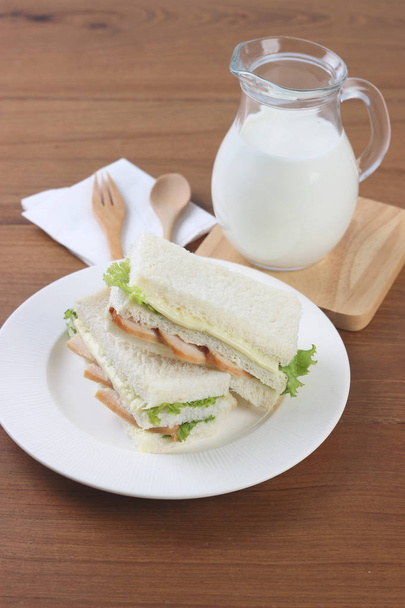 Σάντουιτς με ξύλινο κουτάλι και γάλα - Φωτογραφία, εικόνα
