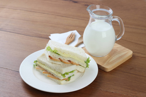 木製スプーンやミルクとサンドイッチ - 写真・画像