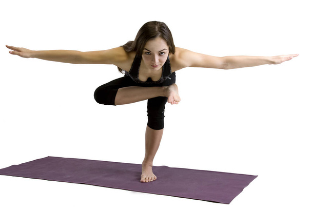 atlética joven practicando yoga pose aislada en espalda blanca
 - Foto, Imagen