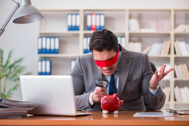 Blindfold επιχειρηματίας κάθεται στο γραφείο στο γραφείο - Φωτογραφία, εικόνα