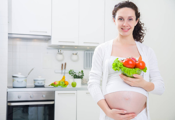 Pregnant woman with healthy food - 写真・画像