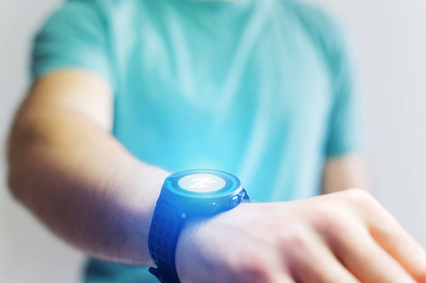 Running interface on a sport smartwatch with data informations - 写真・画像