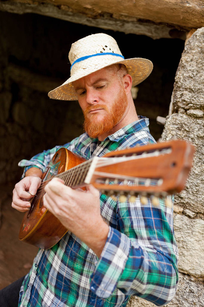 rossa barbuto uomo con chitarra
 - Foto, immagini