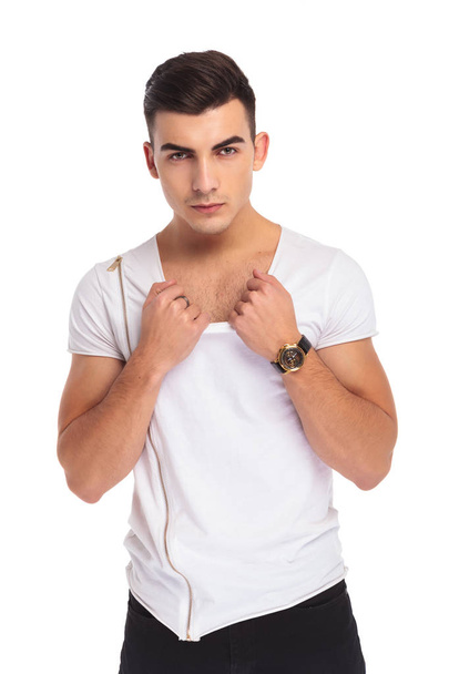 young man pulling his collar  - Foto, Imagen