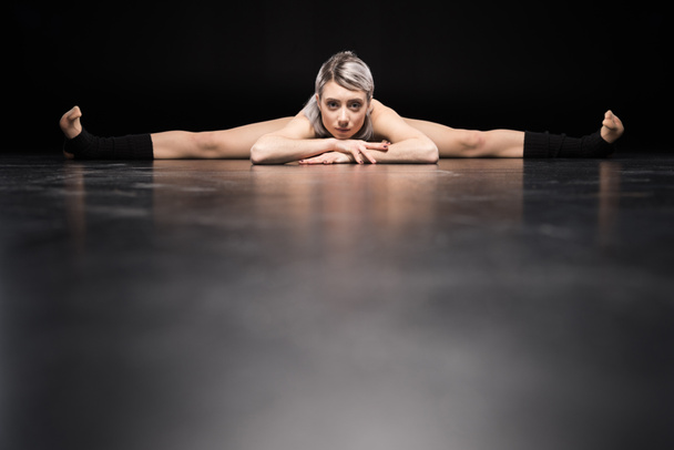 Joven bailarina estiramiento
  - Foto, Imagen