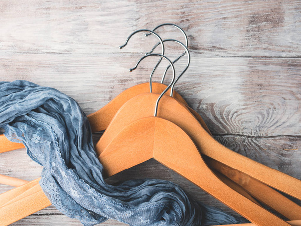 Kleiderbügel aus Holz. was man anziehen sollte - Foto, Bild