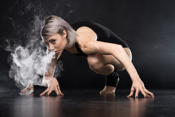 mujer en traje de cuerpo con humo
 - Foto, Imagen