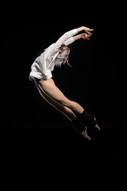 dancing woman in bodysuit - Foto, afbeelding