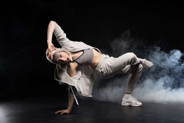 Tančící žena v sportovní oblečení - Fotografie, Obrázek