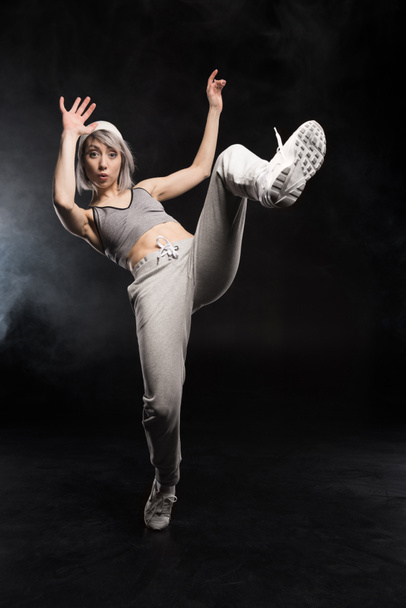 dancing woman in sports clothing - Foto, afbeelding