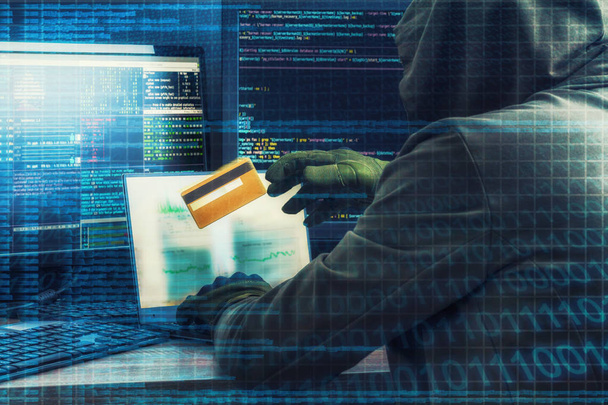 Internetkriminalität. Hacker arbeiten an einem Code und stehlen Kreditkarte mit digitaler Schnittstelle herum. - Foto, Bild