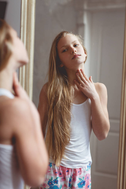 Αντανάκλαση στον καθρέφτη της εφηβικής ηλικίας κορίτσι - Φωτογραφία, εικόνα