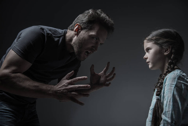 Dependent on alcohol man threaten her daughter - Valokuva, kuva