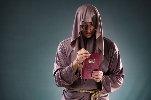 Mnich v náboženské pojetí na šedém pozadí - Fotografie, Obrázek
