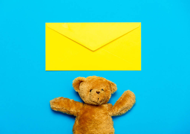 envelope e ursinho de pelúcia
 - Foto, Imagem