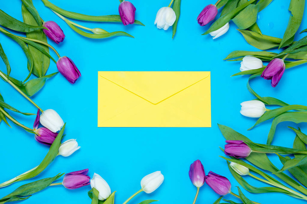 envelop en tulpen - Foto, afbeelding