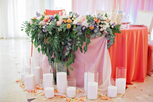 Весільний стіл, прикрашений букетом і свічками
 - Фото, зображення