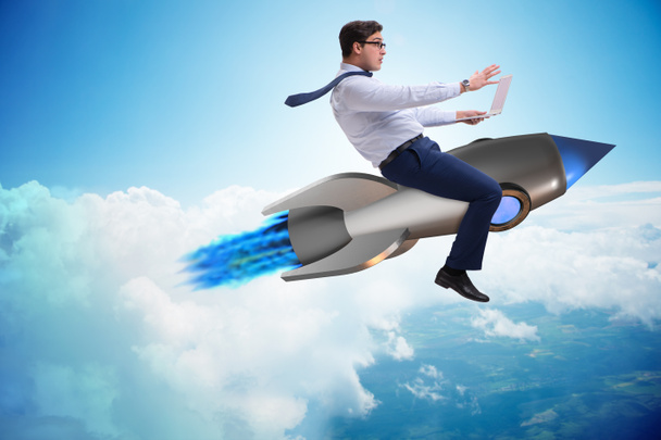 İş adamı iş konseptinde roketle uçuyor - Fotoğraf, Görsel