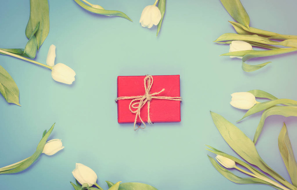 cadeau en tulpen - Foto, afbeelding