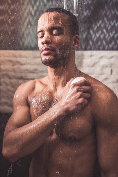 Afro American man taking shower - Foto, afbeelding