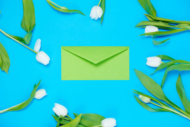 envelope and tulips - Foto, afbeelding