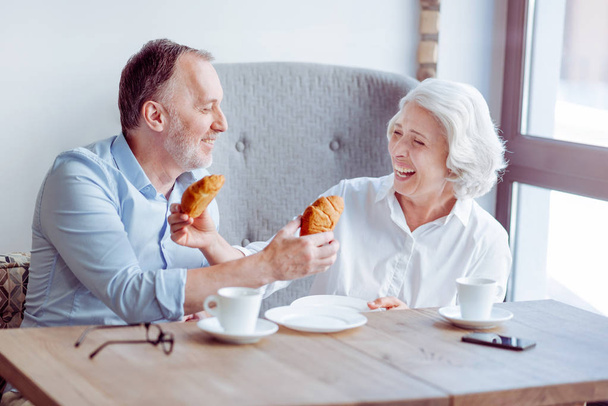 Positive aged couple sitting in the cafe - Foto, imagen