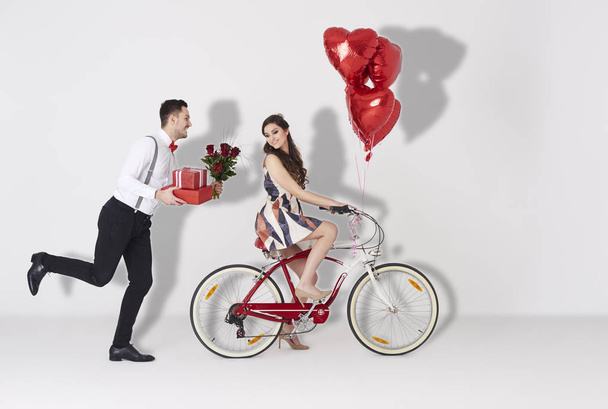couple with gift and balloons - Φωτογραφία, εικόνα