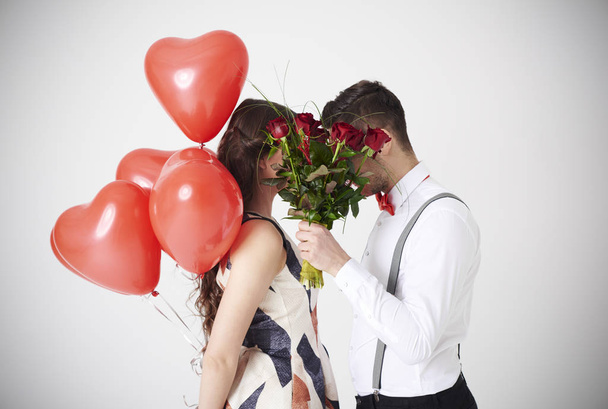  roses covering couple kiss - Foto, Imagen
