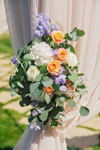Krásné svatební oblouk, zdobené biege hadřík a květiny, closeup - Fotografie, Obrázek