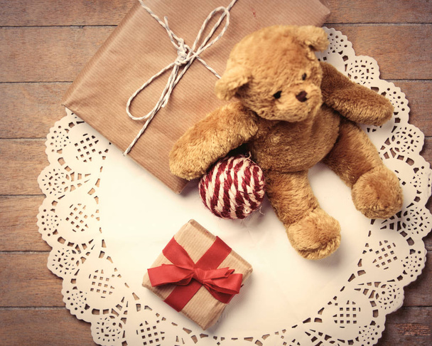 Geschenke, Ball und Teddybär - Foto, Bild