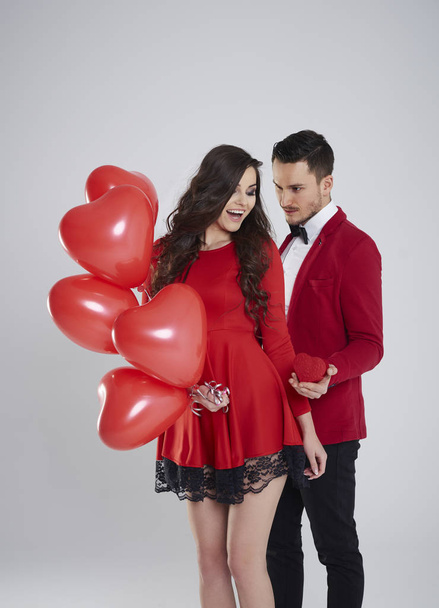 couple with heart-shaped balloons - Φωτογραφία, εικόνα
