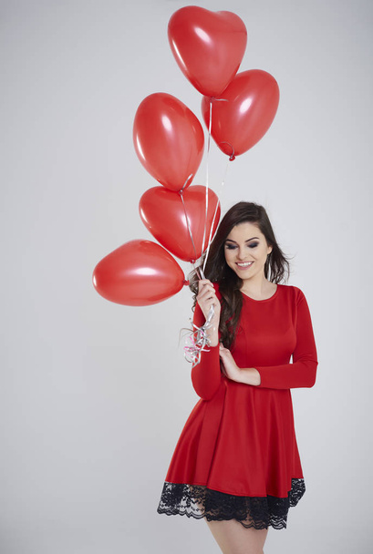 woman holding balloons - Foto, afbeelding