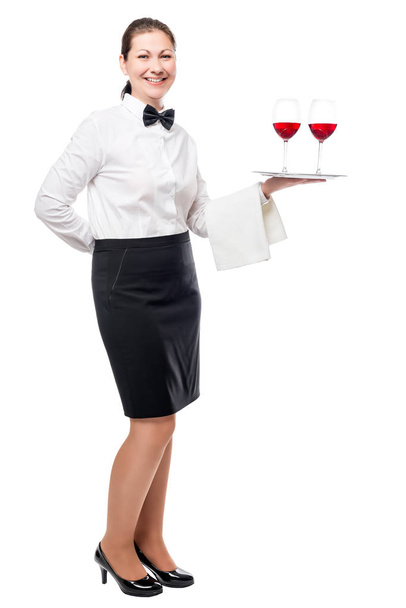 Portret van een jonge serveerster met glazen rode wijn op een dienblad  - Foto, afbeelding