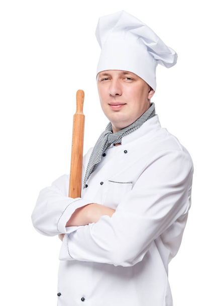 Kokki, jolla on puinen valssaustappi valkoisella taustalla
 - Valokuva, kuva