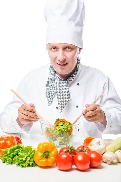 exitosa ensalada de chef con un tazón y una cuchara de madera en un blanco
  - Foto, Imagen