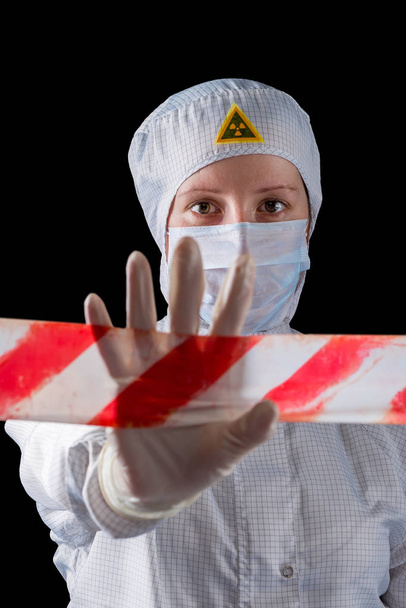 Trabalhador em roupa protetora mostrando gesto mão PARAR perigo z
 - Foto, Imagem