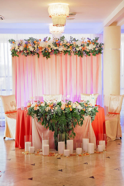 Весільний стіл, прикрашений букетом і свічками
 - Фото, зображення