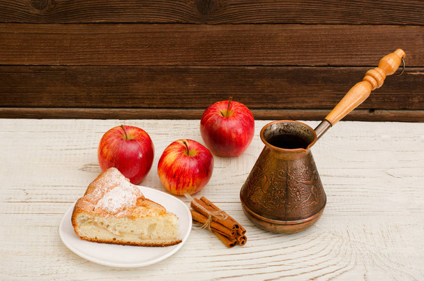 Горшки кофе, яблочный пирог и спелые яблоки на деревянном фоне
 - Фото, изображение