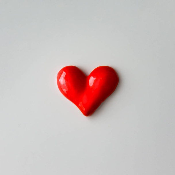 Rode verf in vorm van hart  - Foto, afbeelding
