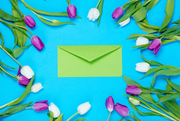envelop en tulpen - Foto, afbeelding