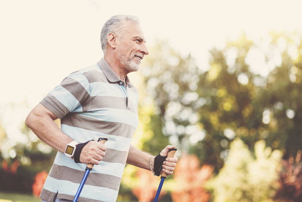 Cheerful elderly man doing sports activities - Zdjęcie, obraz