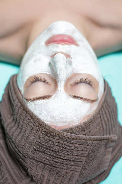 kosmetička aplikuje masku na mladá žena ve Spa salonu. Cosmet - Fotografie, Obrázek